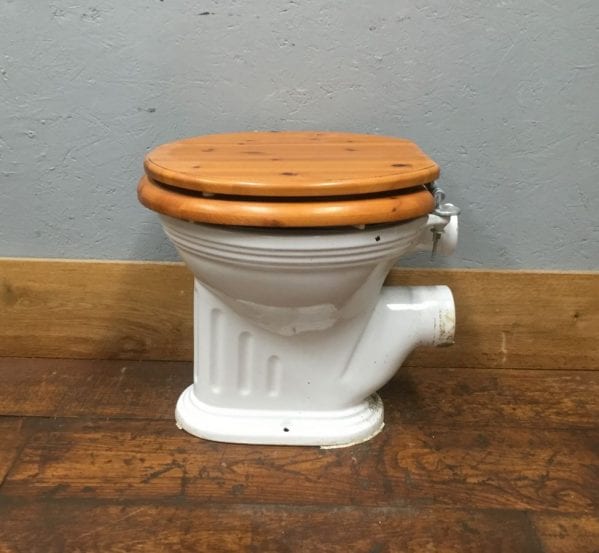 Ribbed Toilet & Pale Seat