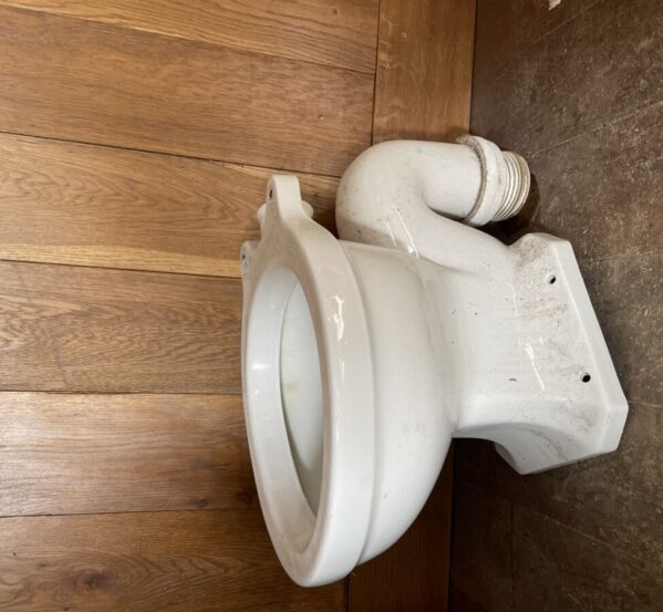 Reclaimed Toilet With Round Bowl