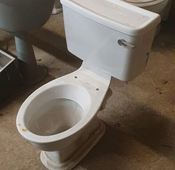 Toilet and Cistern with No Lid