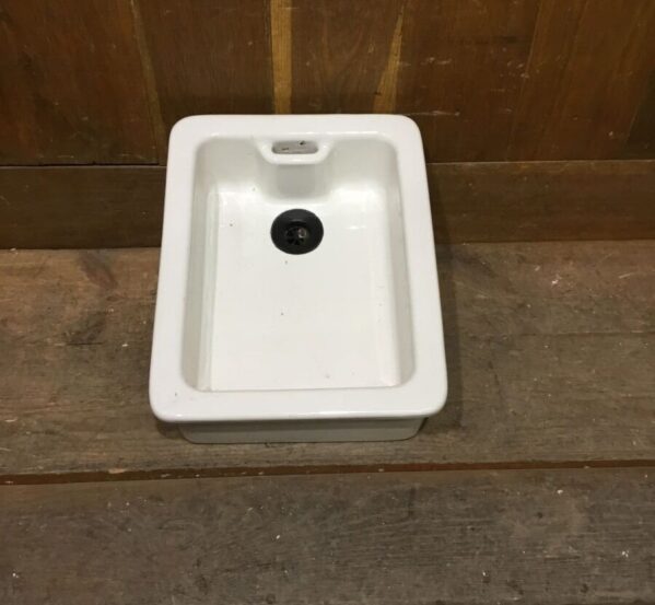 Small Shallow Butler Sink In Good Condition