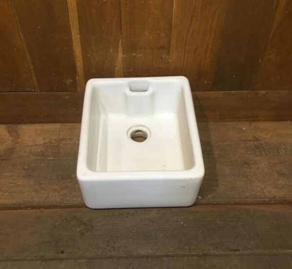 Small Butler Sink In Good Condition