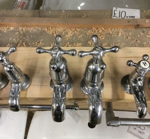 Thick Hot And Cold Pillar Taps